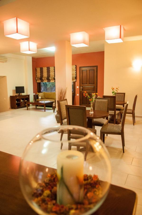 Hotel Polichni Leonídion Esterno foto